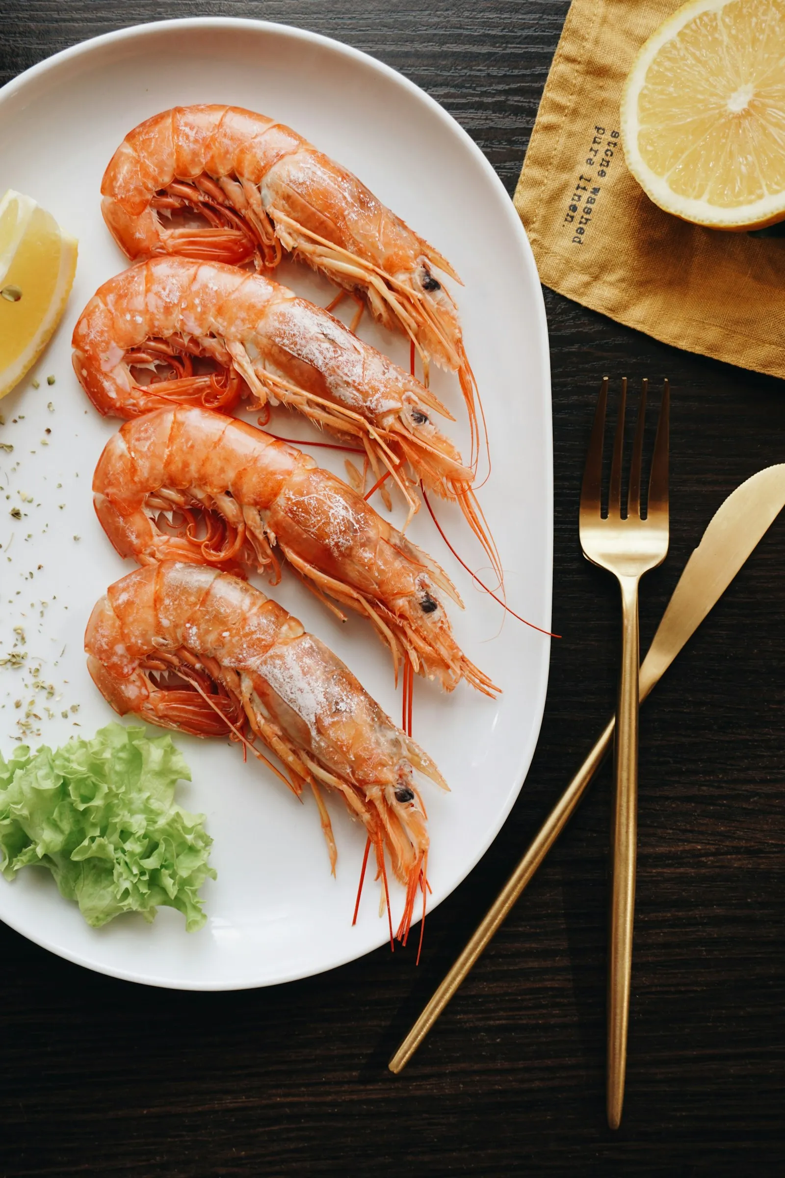 Head-on Gulf shrimp plated with lemon wedges